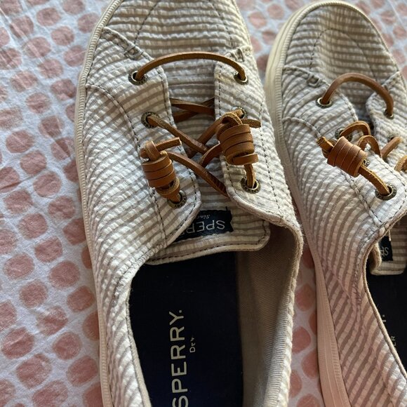 Size  8 adorable Sperrys - Picture 3 of 4